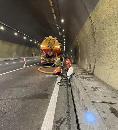 麻城隧道排水渠清淤